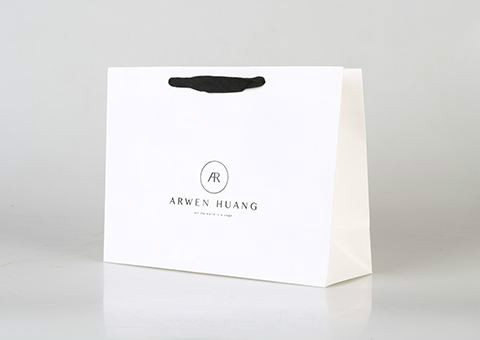 印刷白卡紙袋時，一定要覆膜嗎？